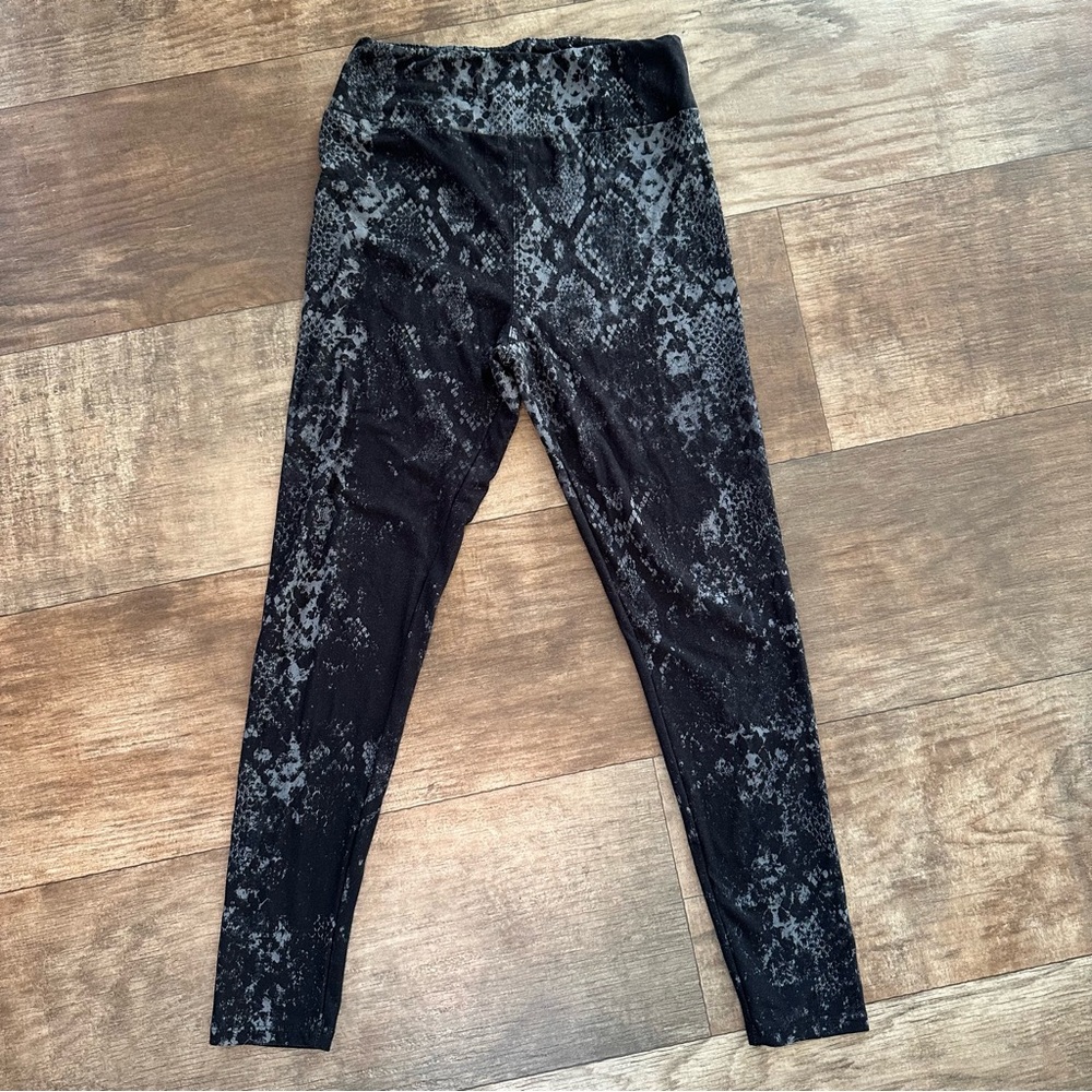 LuLaRoe gray and black reptile print OS leggings